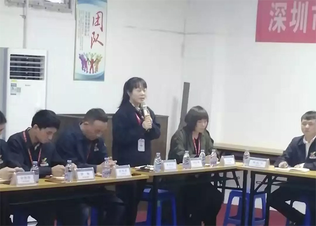各部門負責人依次發(fā)言，介紹自己在管理中遇到的困惑，直面問題