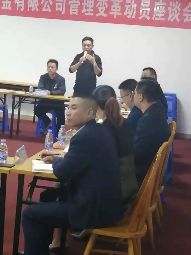 各部門負責人依次發(fā)言，介紹自己在管理中遇到的困惑，直面問題