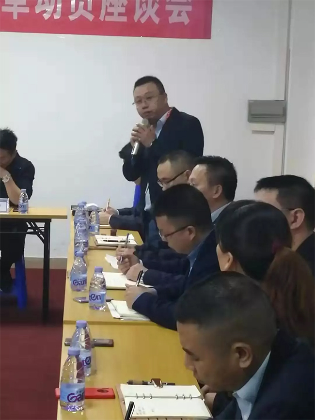 各部門負責人依次發(fā)言，介紹自己在管理中遇到的困惑，直面問題