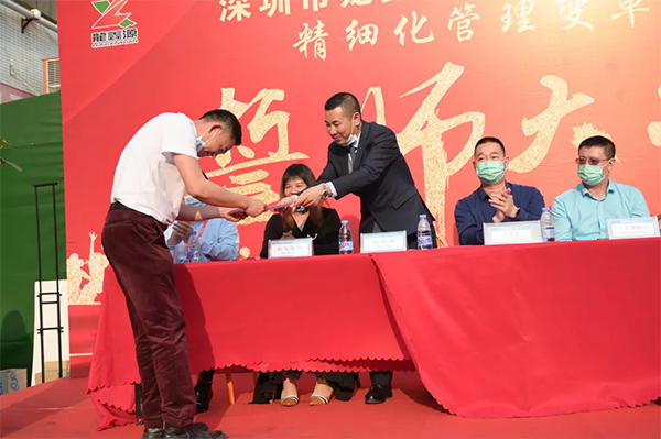 各部門(mén)負(fù)責(zé)人現(xiàn)場(chǎng)承諾，并將《管理變革承諾書(shū)》呈交公司總經(jīng)理
