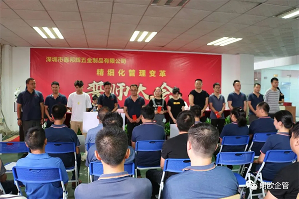 瞿總為為標語征集活動的優(yōu)秀團隊和投遞標語的員工頒發(fā)獎勵