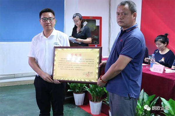 鑫邦輝總經(jīng)理為朗歐項目組老師頒發(fā)《授權書》